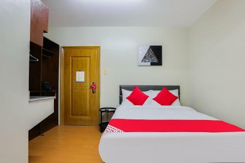 Hotel Vaccinated Staff - Oyo 190 Anglo Residences