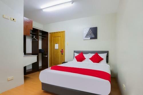 Hotel Vaccinated Staff - Oyo 190 Anglo Residences