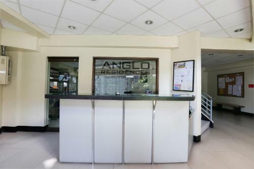 Hotel Vaccinated Staff - Oyo 190 Anglo Residences