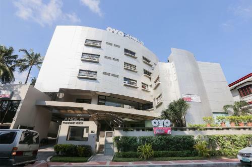 Hotel Vaccinated Staff - Oyo 190 Anglo Residences