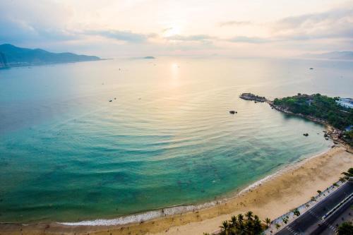 Sandy Gold - Oceanus Apartments
