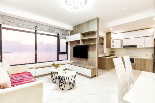 Sandy Gold - Oceanus Apartments