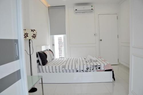 Smiley Apartment 8
