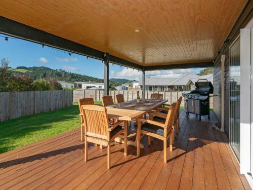 Sundaze Escape - Cooks Beach Holiday Home