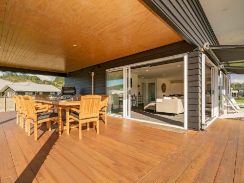 Sundaze Escape - Cooks Beach Holiday Home