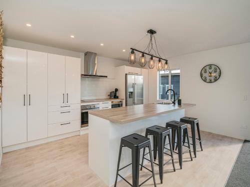 Sundaze Escape - Cooks Beach Holiday Home