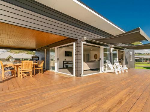Sundaze Escape - Cooks Beach Holiday Home