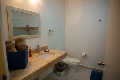 Spacious And Private Retreat 1 Block From The Beach In Progreso East