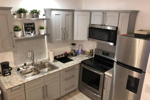 New 2 Bedroom Luxury Apartment -great Location -modern