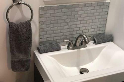 New 2 Bedroom Luxury Apartment -great Location -modern