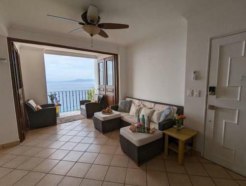 Apartamento 2 Bed/2 Bath Condo W/stunning Ocean Views & Pool