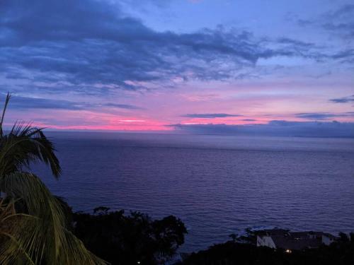 Apartamento 2 Bed/2 Bath Condo W/stunning Ocean Views & Pool