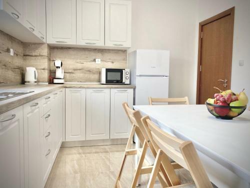Top Location Apartment With 2bath & Parking For 6 Guests