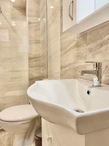 Top Location Apartment With 2bath & Parking For 6 Guests