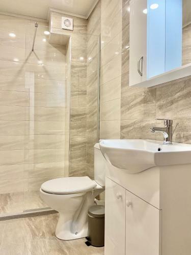 Top Location Apartment With 2bath & Parking For 6 Guests
