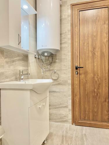 Top Location Apartment With 2bath & Parking For 6 Guests