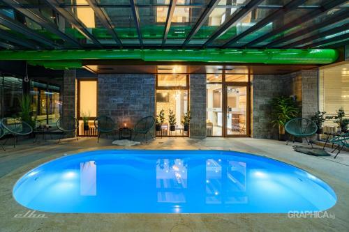 103 Alpine Hotel