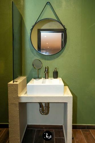 Hostal R34 Guest House