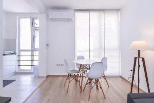 Cinecitta - One Bedroom Lion's Bridge Apartment