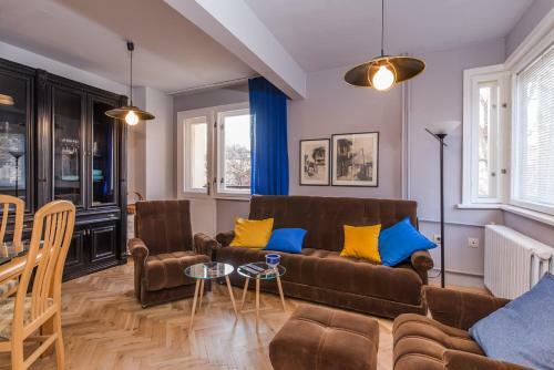 Colorful Two Bedroom Apartment Next To Serdika Center Sofia