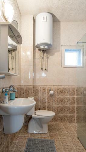 Quiet 2-bedroom Apartment With Own Private Garden