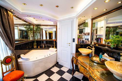 Luxury Apartment Sofia - The Royal Safari Suite