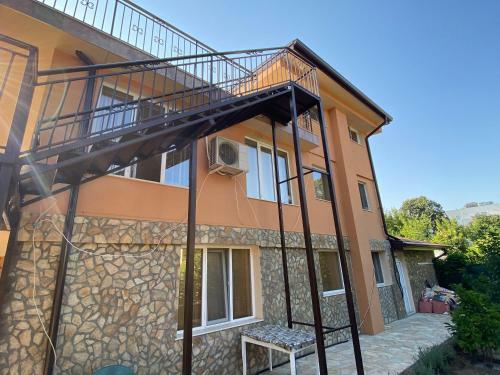 Hostal M&v House
