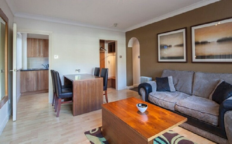 The New London Carlton Hotel