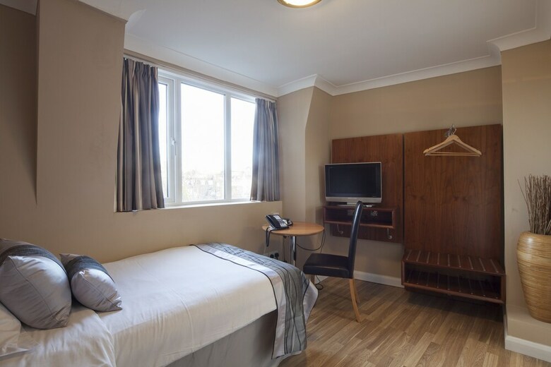 The New London Carlton Hotel