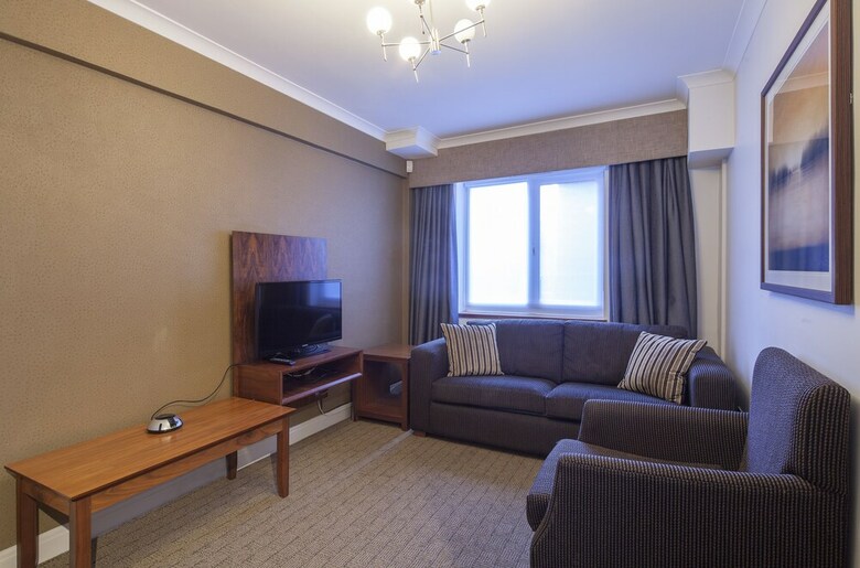 The New London Carlton Hotel