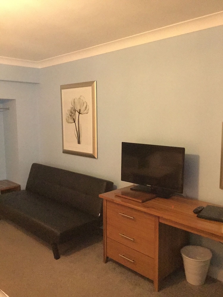 The New London Carlton Hotel