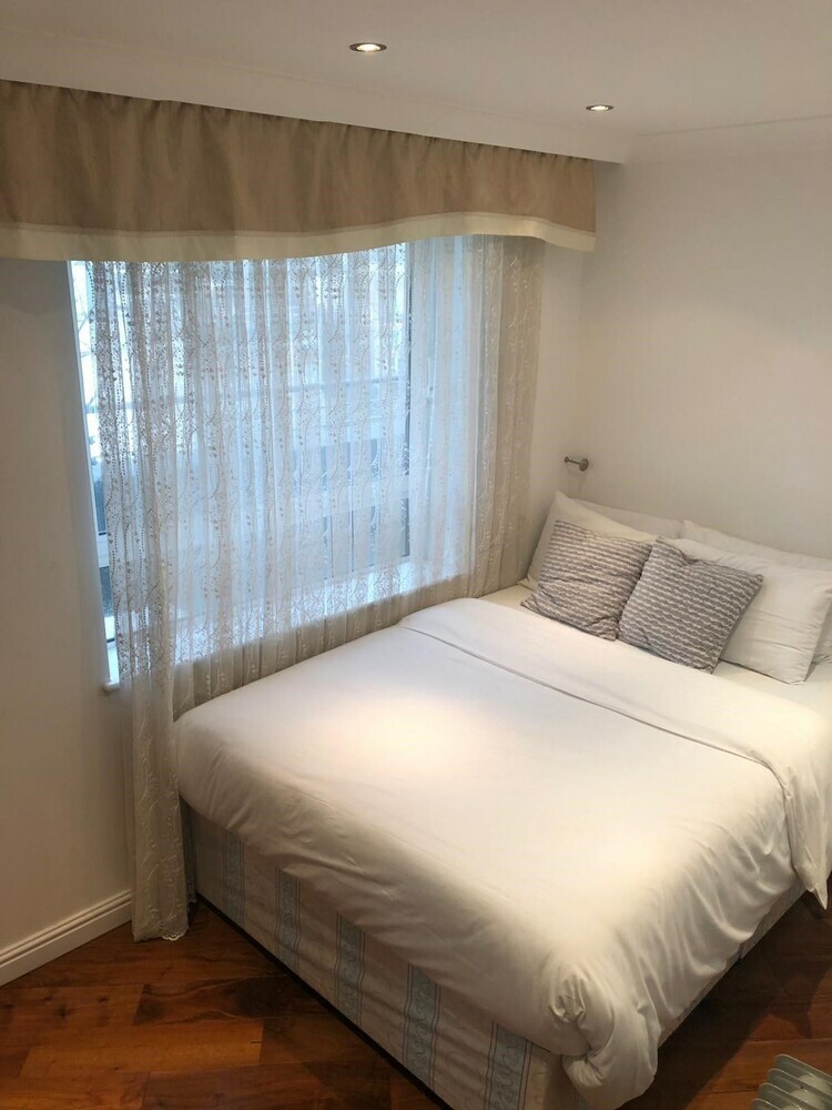 The New London Carlton Hotel