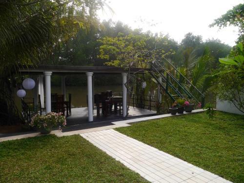 Bed & Breakfast Villa Layanga - Riverside Guestrooms