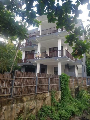 Hotel Waves Hiri