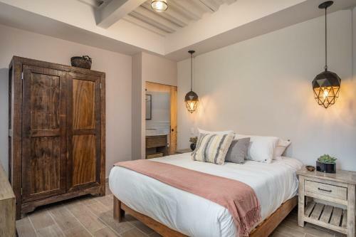 Best Location - New, Upscale, Modern Comfort 5 Bedrooms