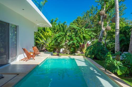 Yaakunah Dine Poolside At A Chic Paradise Villa In Tulum
