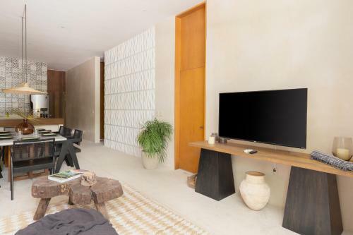 Unique And Exclusive 2 Apartments In 1 Awesome Complex Pool And Amenities