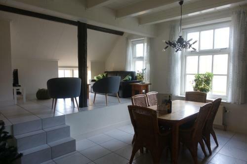 Magnificent Farmhouse In Central Holland 4a 2c