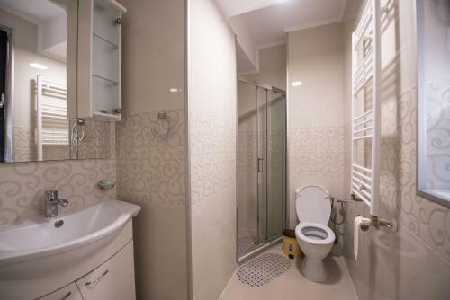 New Central Lake Apartment Mamaia Iaki