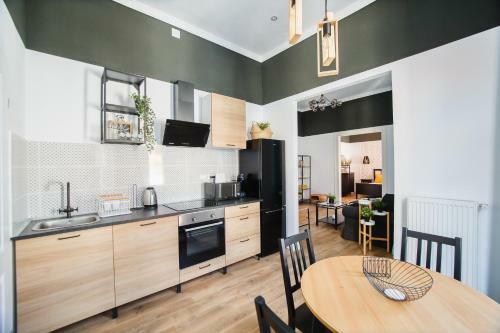 Super Central Spacious Apartment