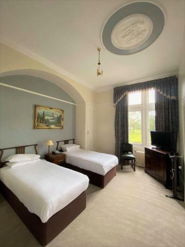 Cave Castle Hotel & Country Club
