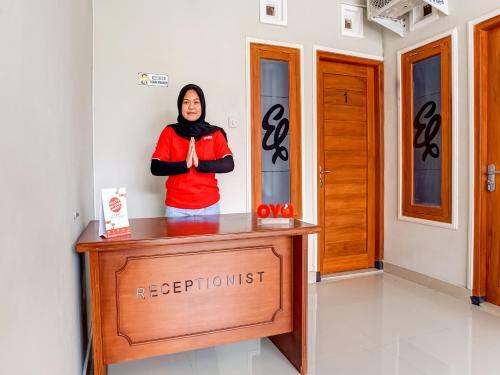 Hotel Vaccinated Staff - Oyo 90174 Ebarly Syariah