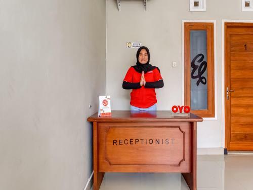 Hotel Vaccinated Staff - Oyo 90174 Ebarly Syariah
