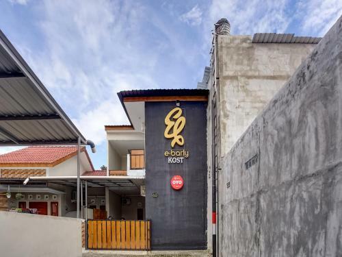 Hotel Vaccinated Staff - Oyo 90174 Ebarly Syariah