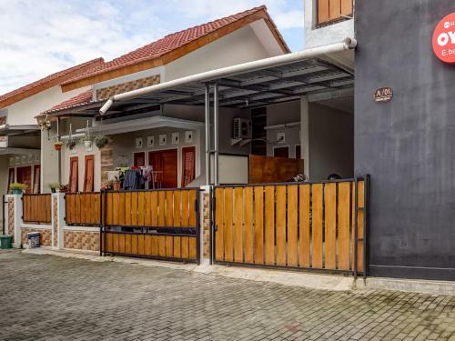 Hotel Vaccinated Staff - Oyo 90174 Ebarly Syariah