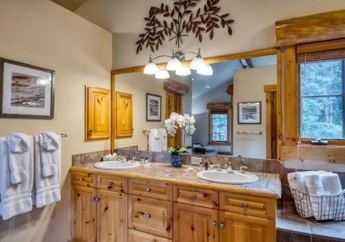 Climbing Bear Lodge Townhome Great Setting Hot Tub