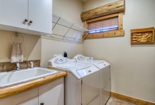 Climbing Bear Lodge Townhome Great Setting Hot Tub