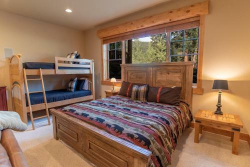 Climbing Bear Lodge Townhome Great Setting Hot Tub