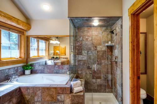 Climbing Bear Lodge Townhome Great Setting Hot Tub