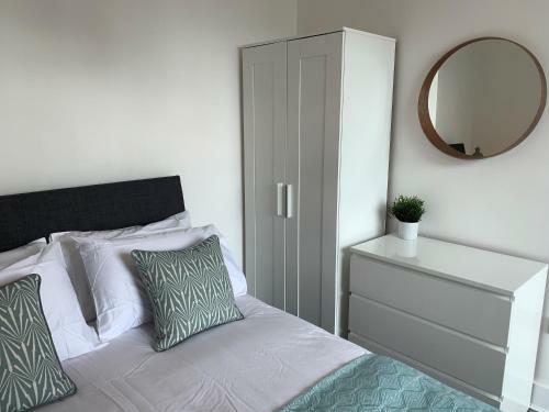 Chertsey - Beautiful Modern 2 Bedroom Apartment
